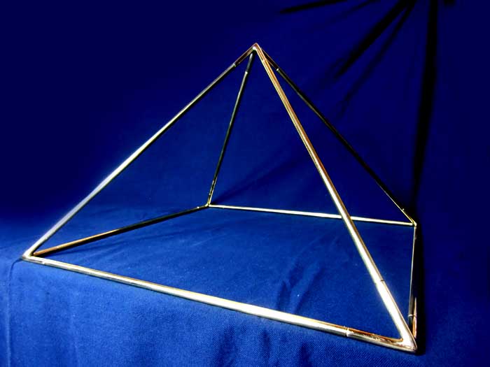 Pyramide aus Messing